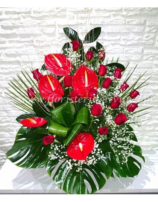 CENTRO FUNERAL 18 ROSAS Y 5 ANTHURIUMS